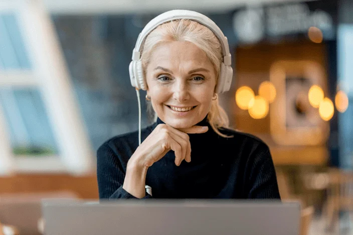 smiley-woman-on-conference